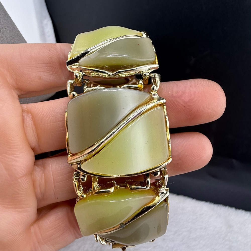 Vintage Bracelet Green Yellow Thermoset Gold Tone Geometric Link 7.5"